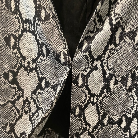 NYC Black Womens Snakeskin Print 3/4 sleeves Blazer Jacket with clasp - Picture 5 of 6